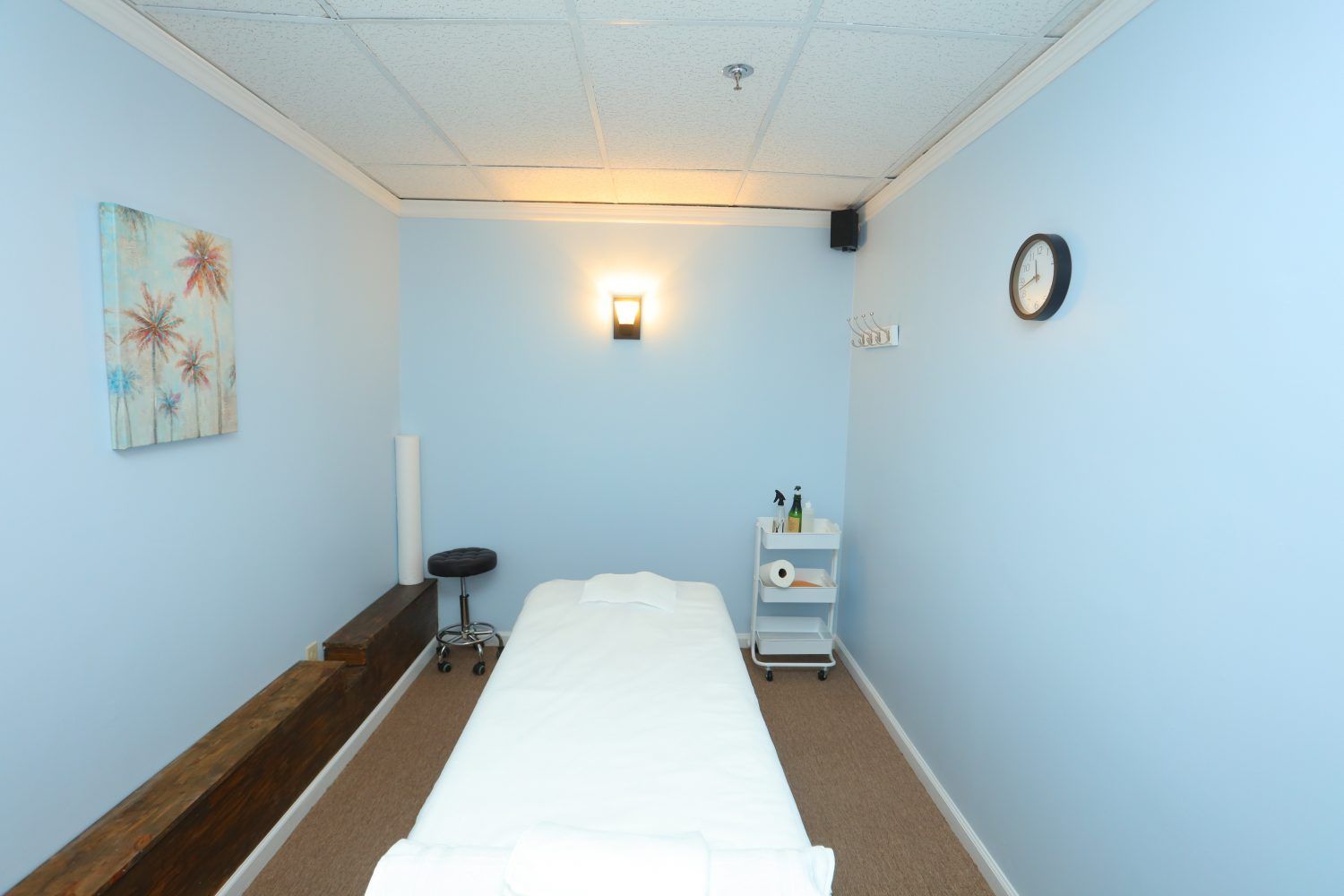 Focused deep tissue therapy room at Paradise Massage, featuring professional setups for chronic pain relief