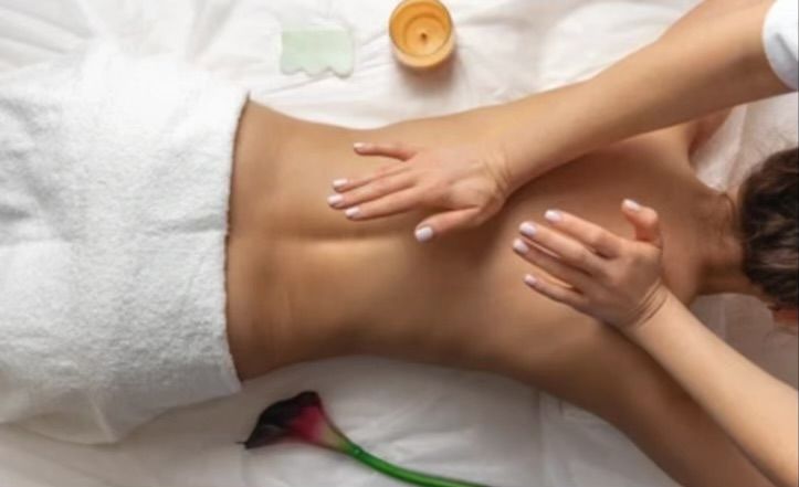 Therapist providing a relaxing back massage